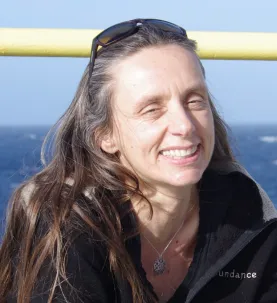 gisela winckler headshot with ocean background