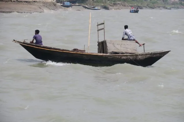 4.fishingBoatWaves 637x425.jpeg