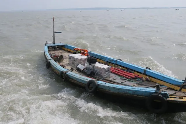 4CountryBoatWaves 637x425.jpeg